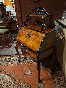 Antiek Willem 3 damesbureau, noten met zwart