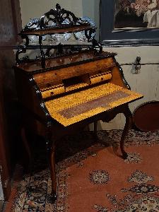 Antiek Willem 3 damesbureau, noten met zwart