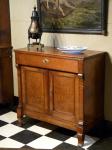 Antiek tweedeurskastje/commode